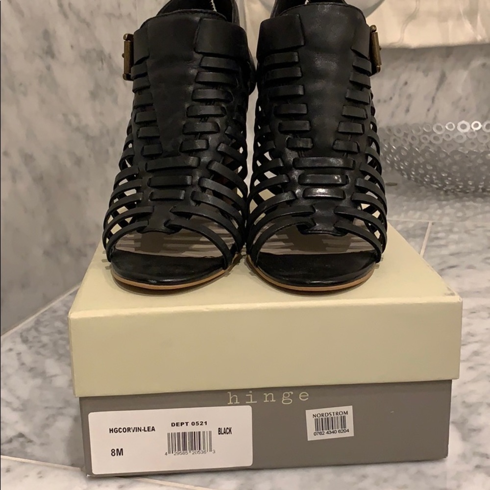 Hinge Corbin Lea Black heels